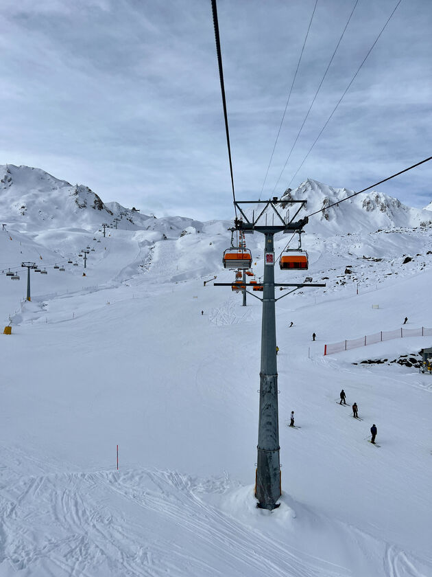 Je kunt hier op \u00e9\u00e9n dag ski\u00ebn in Oostenrijk \u00e9n Zwitserland