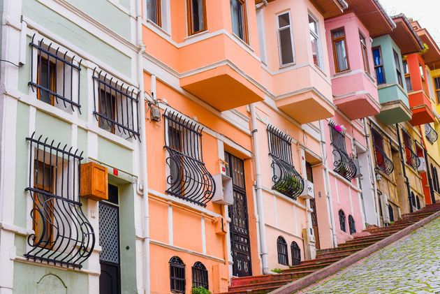 Dit rijtje huizen is het meest kenmerkend voor deze kleurrijke wijk