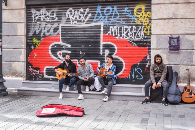 Gezelligheid en muziek in de kleine straatjes van Karakoy
