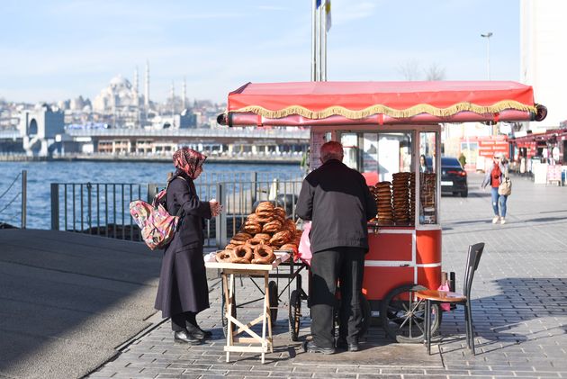Straatverkopers verkopen van alles: gepofte kastanjes, pretzels (simit) en Turks fruit