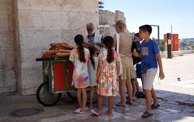 Verkoper met Challah brood bij de Jaffa Gate van de Oude stad van Jeruzalem