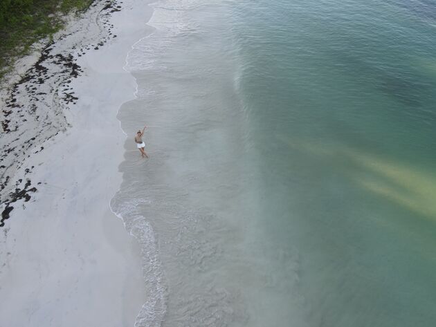 <em>Parelwit zand en een helderblauwe zee: wat een droom!<\/em>