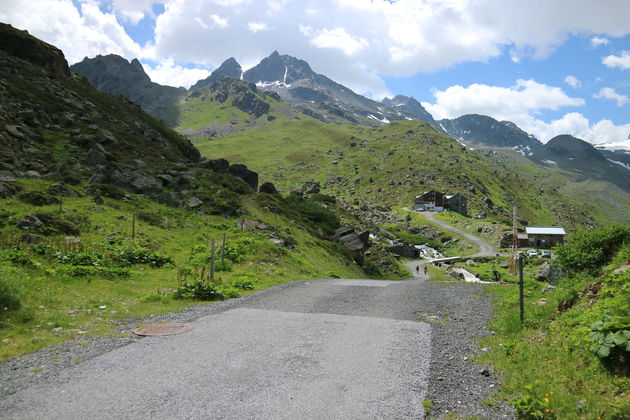 Na een wandeling van een paar uur zag ik de Jamtalh\u00fctte in de verte