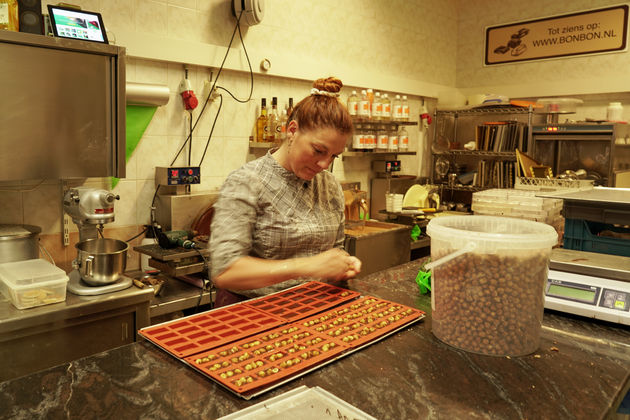 Bij Janson kun je zien en vooral ruiken hoe de chocolade gemaakt wordt