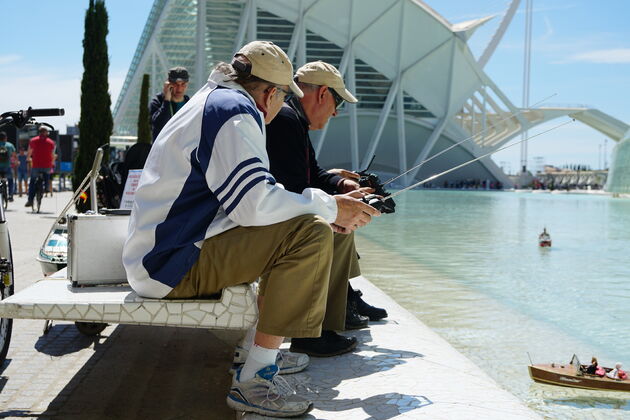 En mannen die spelen met bootjes