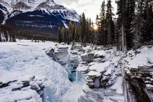 In de winter zijn de Athabasca Falls deels bevroren en magisch mooi
