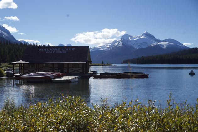 Het schitterende boathouse van Maligne Lake