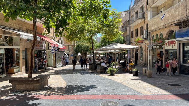 Winkelstraat in het moderne deel van de stad Jeruzalem