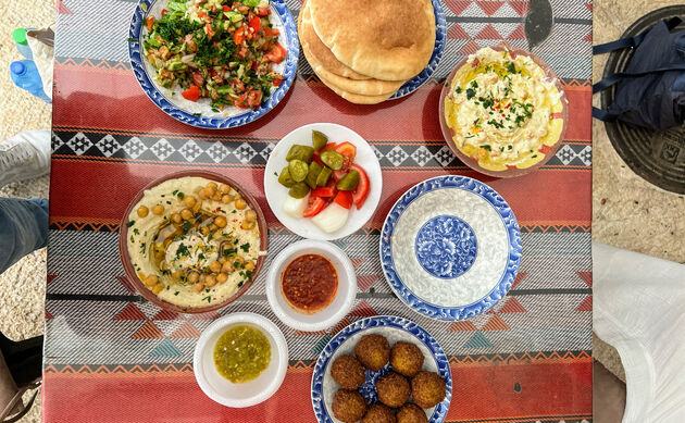 De dagelijkse ingredi\u00ebnten op tafel voor ontbijt, lunch of een tussendoortje