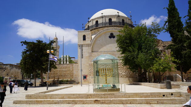 De Golden Menorah voor de Hurva-synagoge in de Joodse wijk