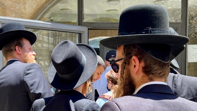 Orthodoxe Joden in de rij voor de beveiliging naar de Klaagmuur