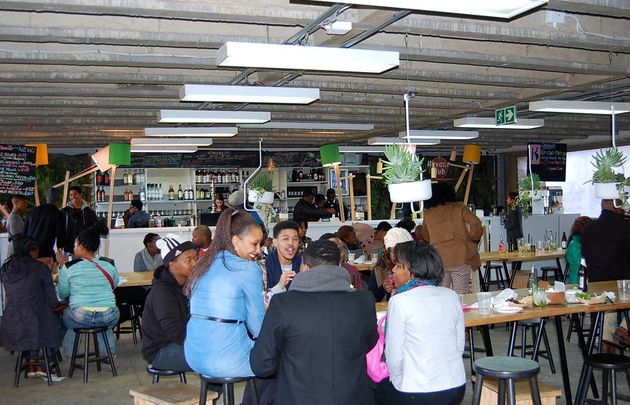 Lekker eten, drankjes en chillen op de Neighbourgoods Market in Jo`burg!