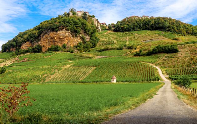 De weg naar Chateau-de-Chalon is schitterend om te rijden