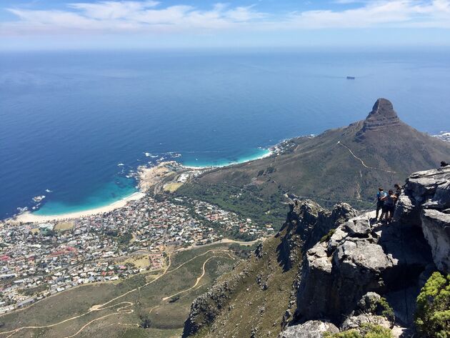 Uitzicht op Lion`s Head vanaf de top van de Tafelberg
