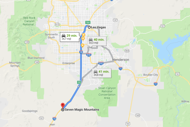 De Seven Magic Mountains liggen een klein stukje ten zuiden van Las Vegas, direct aan Highway 15