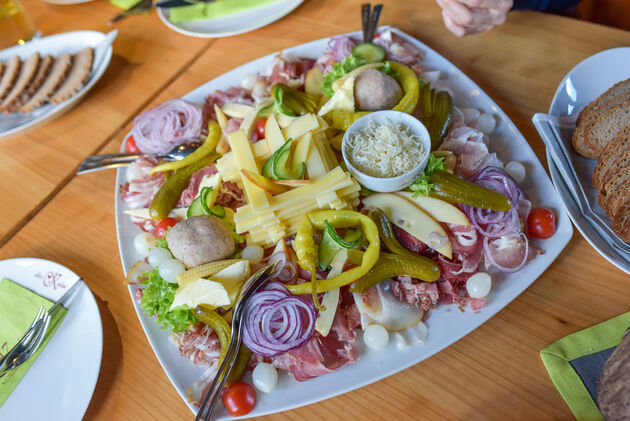 Tijdens een klassieke lunch in Oostenrijk komt Brettljause op tafel