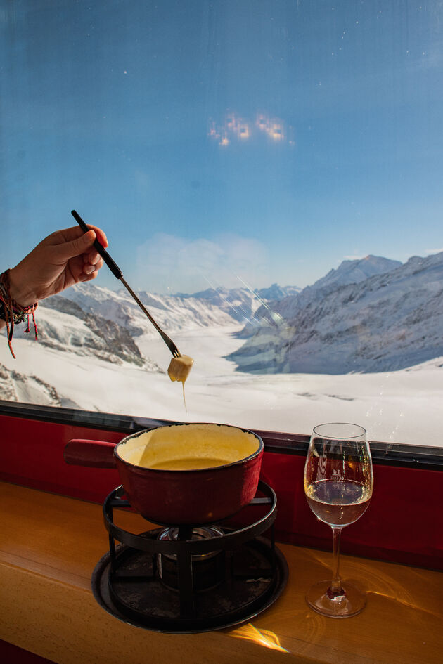 Kaasfondue in het restaurant boven op de berg met dit uitzicht? Meer heb je niet nodig!