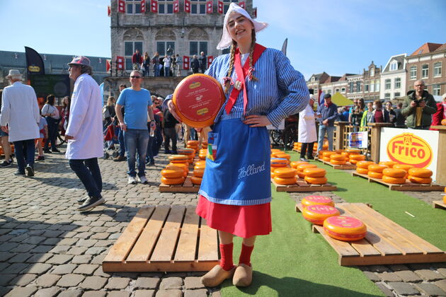 <em>Elke donderdagochtend vindt de kaasmarkt plaats op de Markt in Gouda.<\/em>