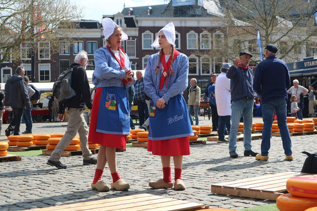 <em>Kaasmeisjes op de kaasmarkt in Gouda.<\/em>