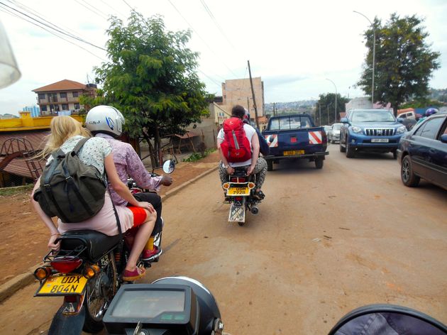 Achterop de brommer-taxi in Kampala!
