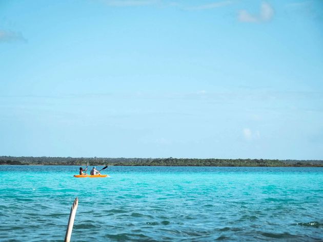 De lagune leent zich perfect voor diverse watersporten, waaronder kano\u00ebn!