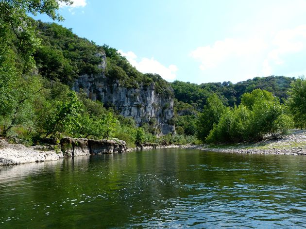 Prachtig uitzicht tijdens het kano\u00ebn op de rivier de L\u2019Herault