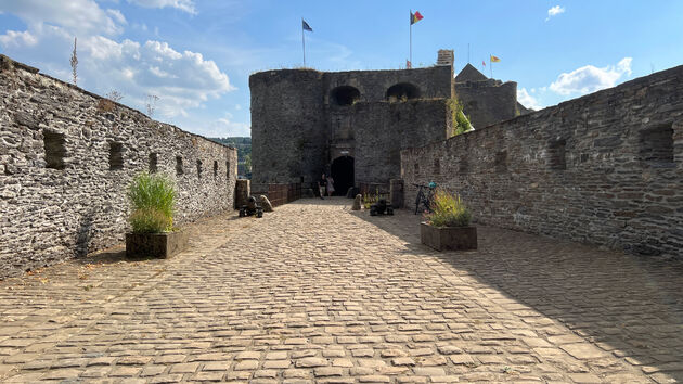 Boven de stad ligt het kasteel van Godfried van Bouillon