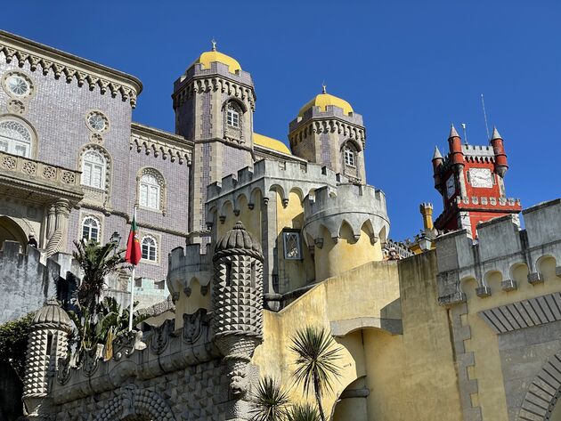 Het sprookjesachtige kasteel van Sintra heet  Pal\u00e1cio da Pena en ligt op een heuvel