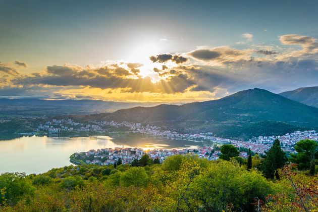 Zonsondergang bij het meer van Kastoria \u00a9 dudlajzov - Adobe Stock