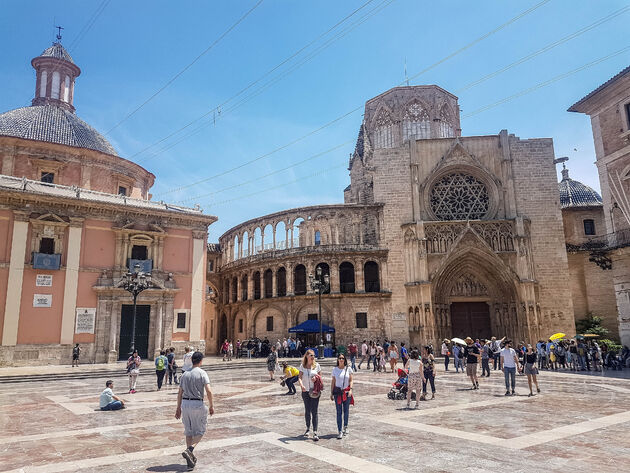 Een mooie stop tijdens deze fietsroute: de beroemde Kathedraal van Valencia