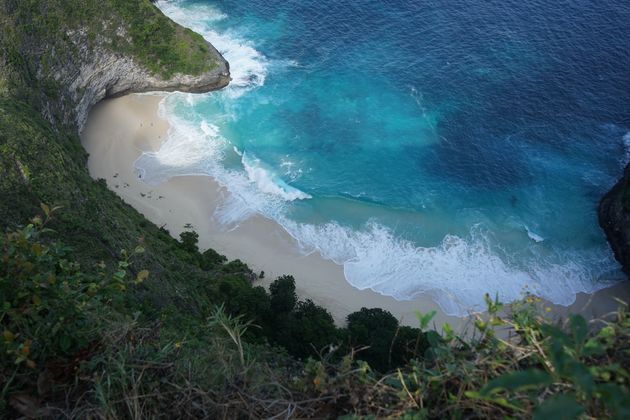 Hoe mooi is dit hagelwitte strand met azuurblauwe zee?
