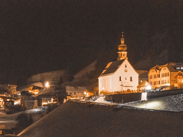 De kerk van See in het avondlicht