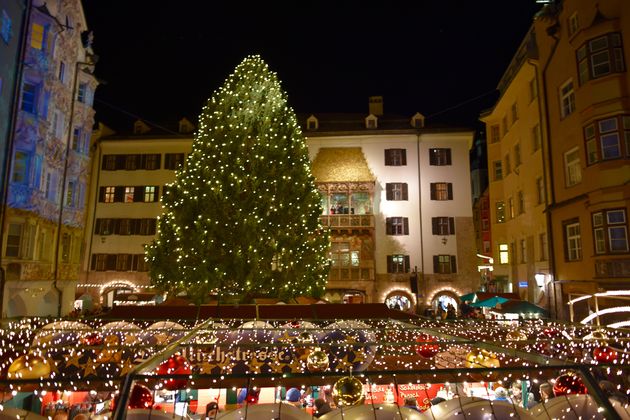 Midden in de Altstadt - naast het gouden dak - staat een gigantische kerstboom.