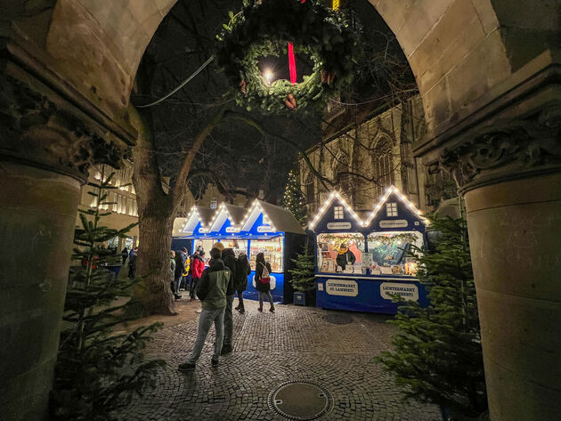 Kerstshoppen op de kerstmarkt aan de Lambertikirchplatz