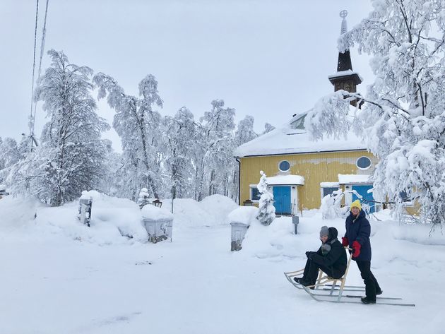 Op een kicksled door de straten van Zweeds Lapland, wie weet spot je wel rendieren!