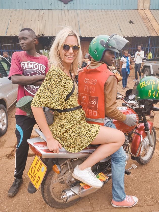 De leukste manier om Kigali de ontdekken, is achterop een motortaxi.