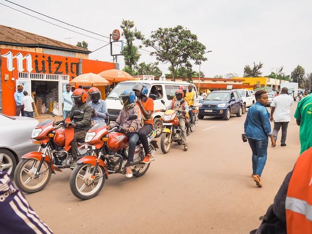 Het straatbeeld in Kigali is kleurrijk, druk en vooral schoon.