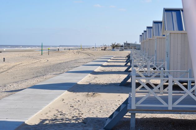 Het strand van Kijkduin vanuit een van de Haagse Strandhuisjes