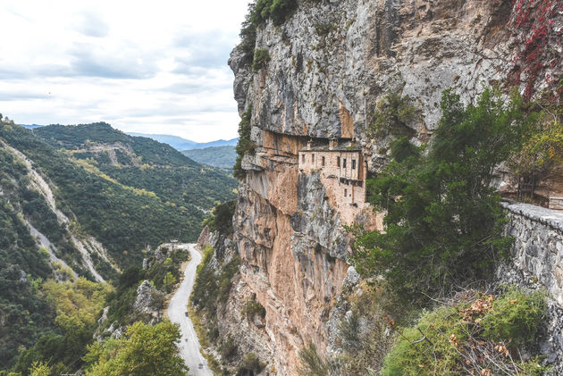 Het Kipinas klooster ligt compleet verscholen in de rotsen