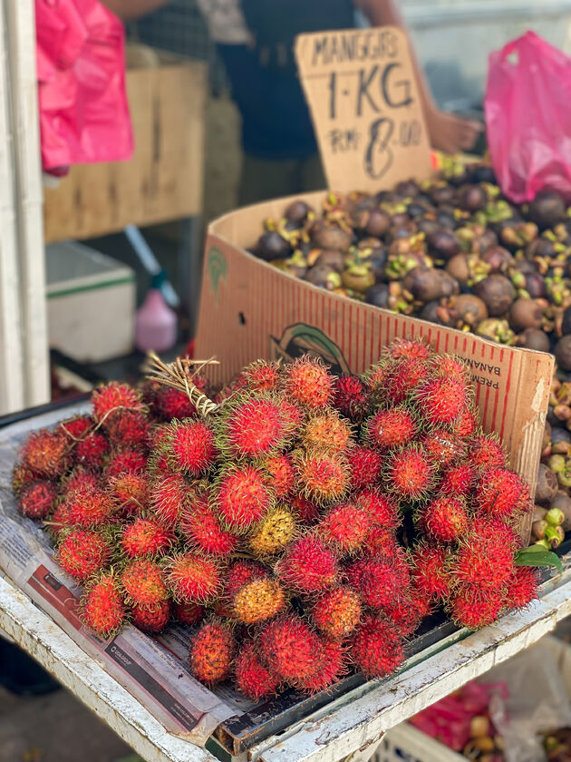 Zeg je Azi\u00eb, zeg je marktjes met lokale vruchten!