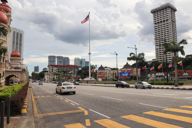 Het straatbeeld van Kuala Lumpur, met op de achtergrond Merdeka Square