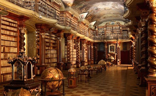 Het Clementinum in Praag, boeken wereldbollen