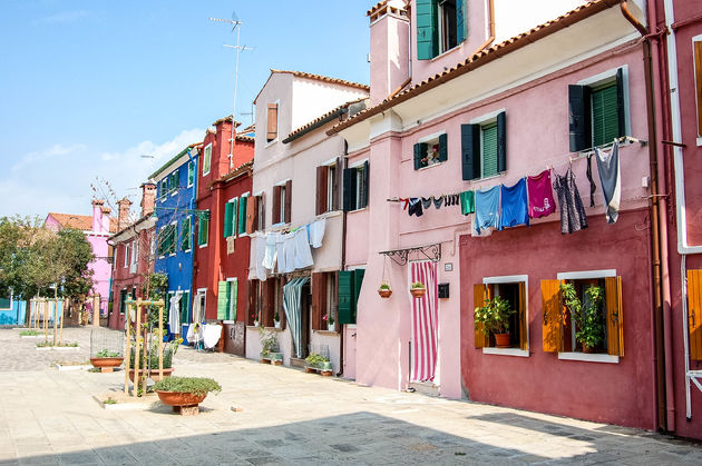 Op Burano hangt de schone was gewoon op straat