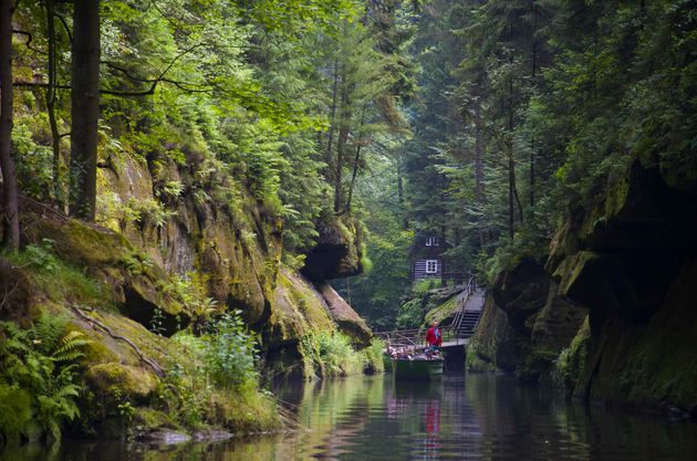 Varen over rivier de Elbe in Boheems Zwitserland