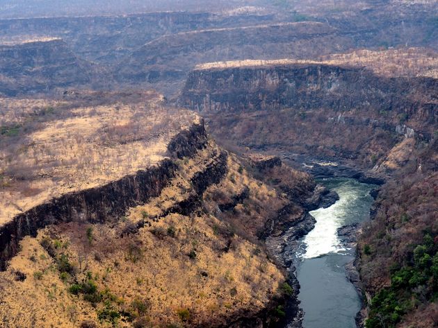 Door deze indrukwekkende kloof stroomt de Zambezi rivier verder door Afrika.