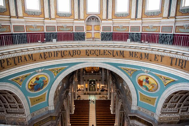 Beklim de 144 treden naar de koepel van de basiliek voor uniek uitzicht