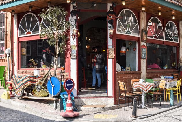 De leukste bars in Istanbul herken je aan een kleurrijke buitenkant