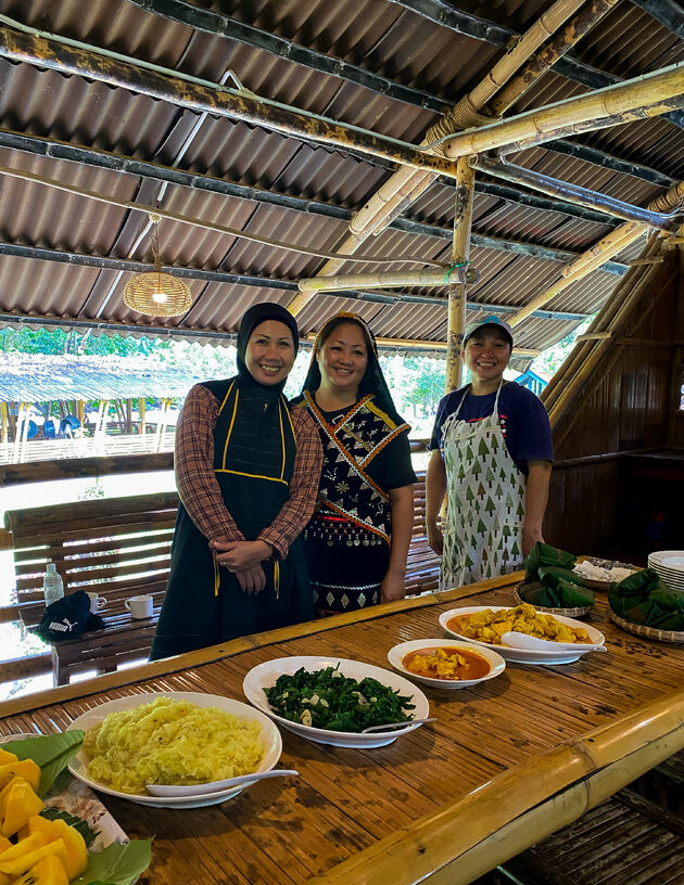 We leren de fijne kneepjes van het bereiden van het lokale eten van deze dames