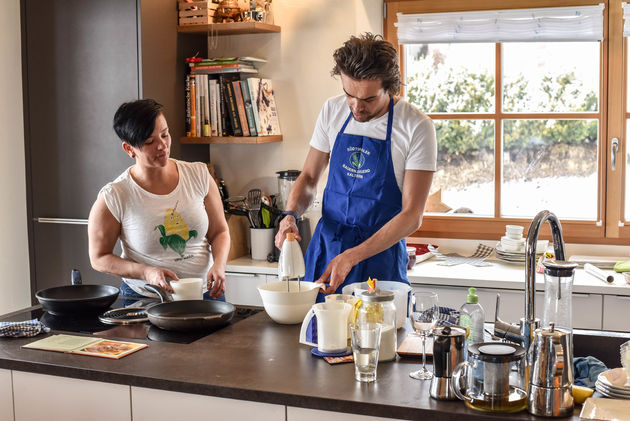 Paul wordt aan het werk gezet in de keuken: Kaiserschmarrn maken doe je met zorg