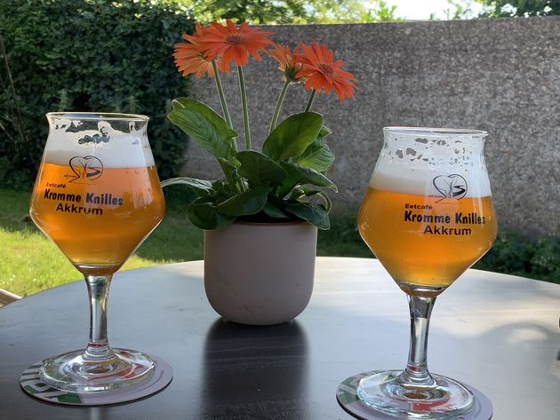 <em>Bij Kromme Knilles kun je heerlijk eten en lokaal bier proeven.<\/em>